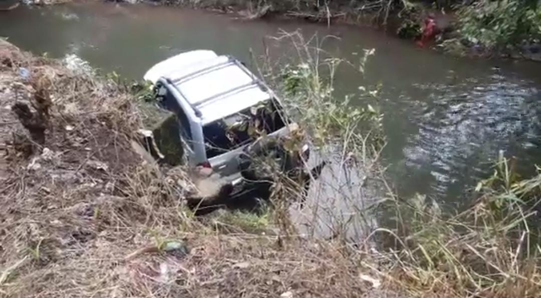 Conductor de vehículo pierde el control y cae en un río