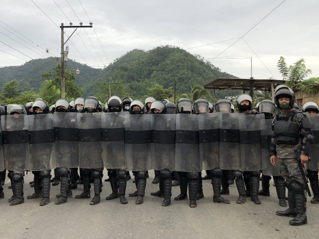 Barrera militarizada recibe a caravana de migrantes en Livingston, Izabal