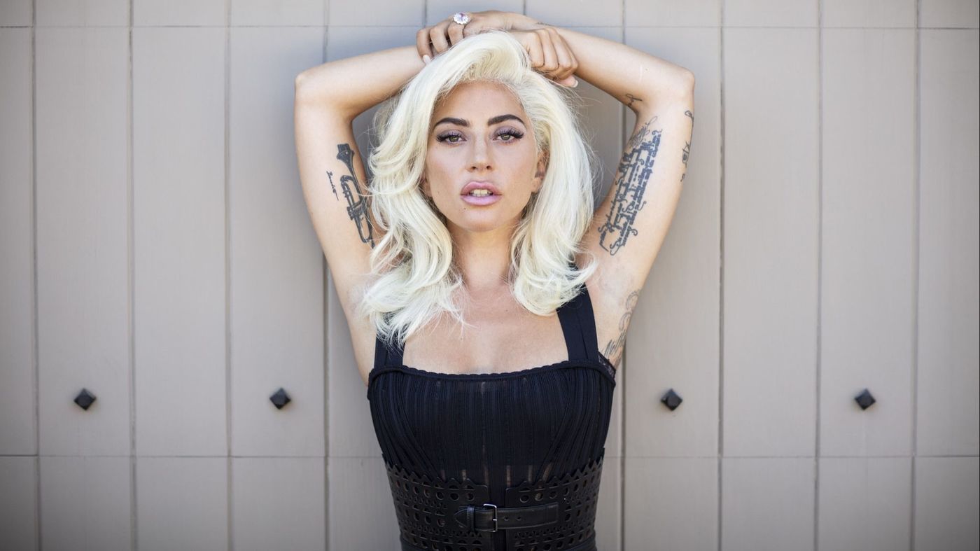 Lady Gaga desata la locura al posar en topless y lucir muy sexy