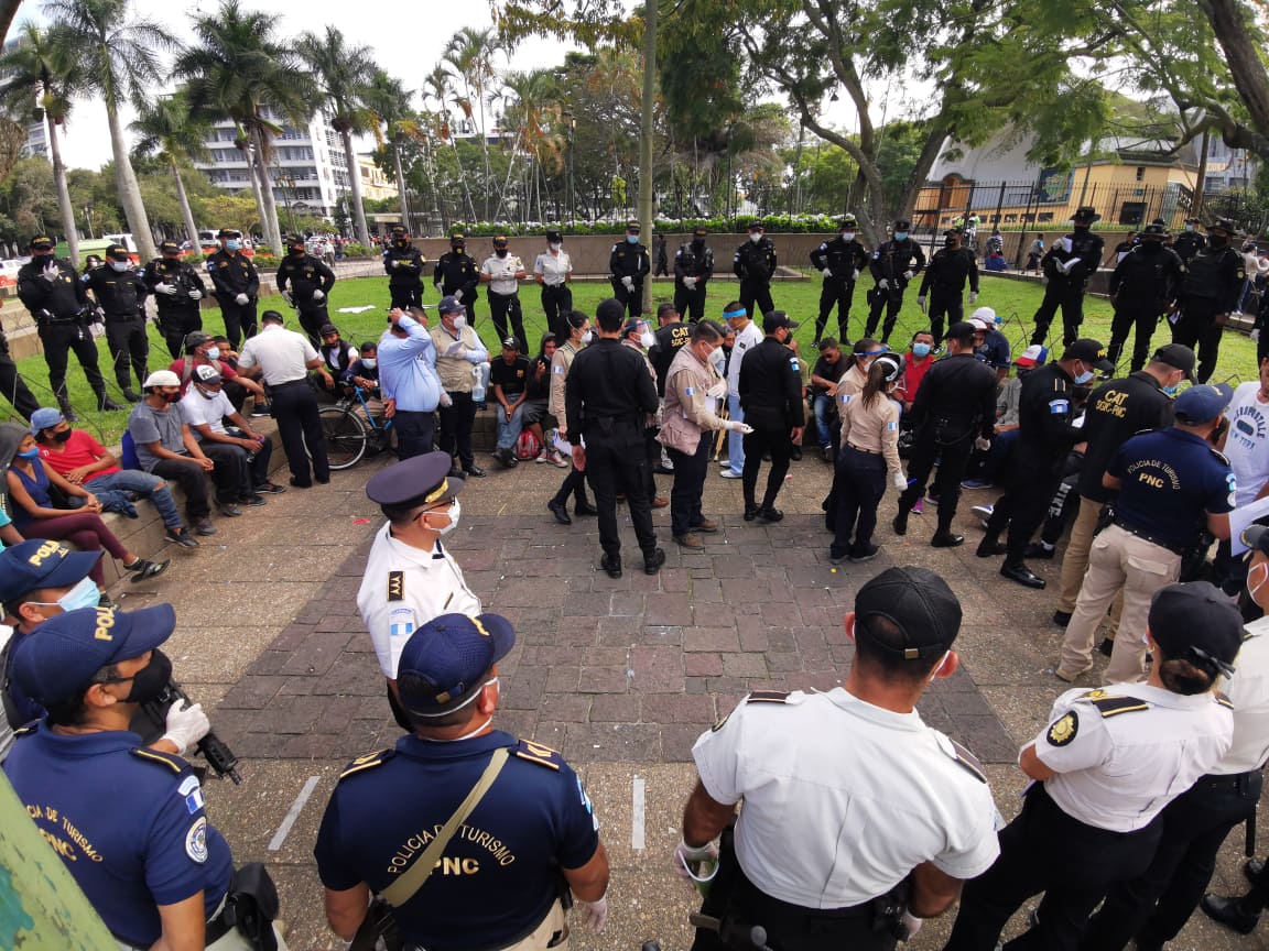 Expulsan a centroamericanos que permanecían de forma irregular en el Parque Central