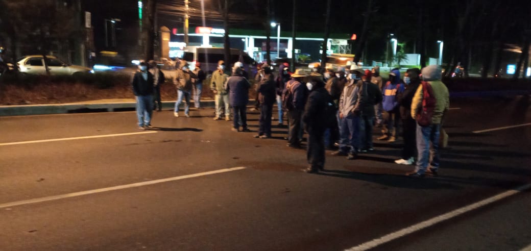 Manifestantes bloquean dos ruta de ingreso a la capital