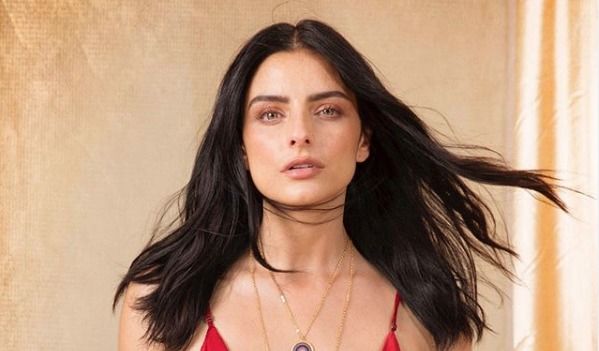 Aislinn Derbez desata pasiones en lencería negra transparente