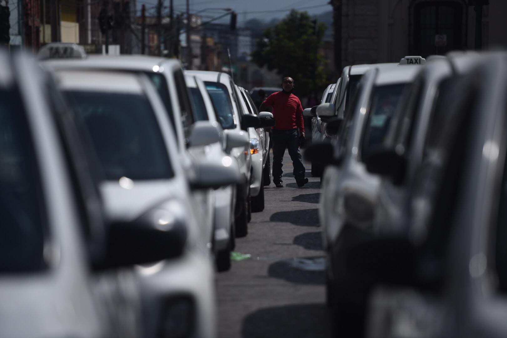 Taxistas anuncian manifestación para el miércoles desde las cinco de la mañana