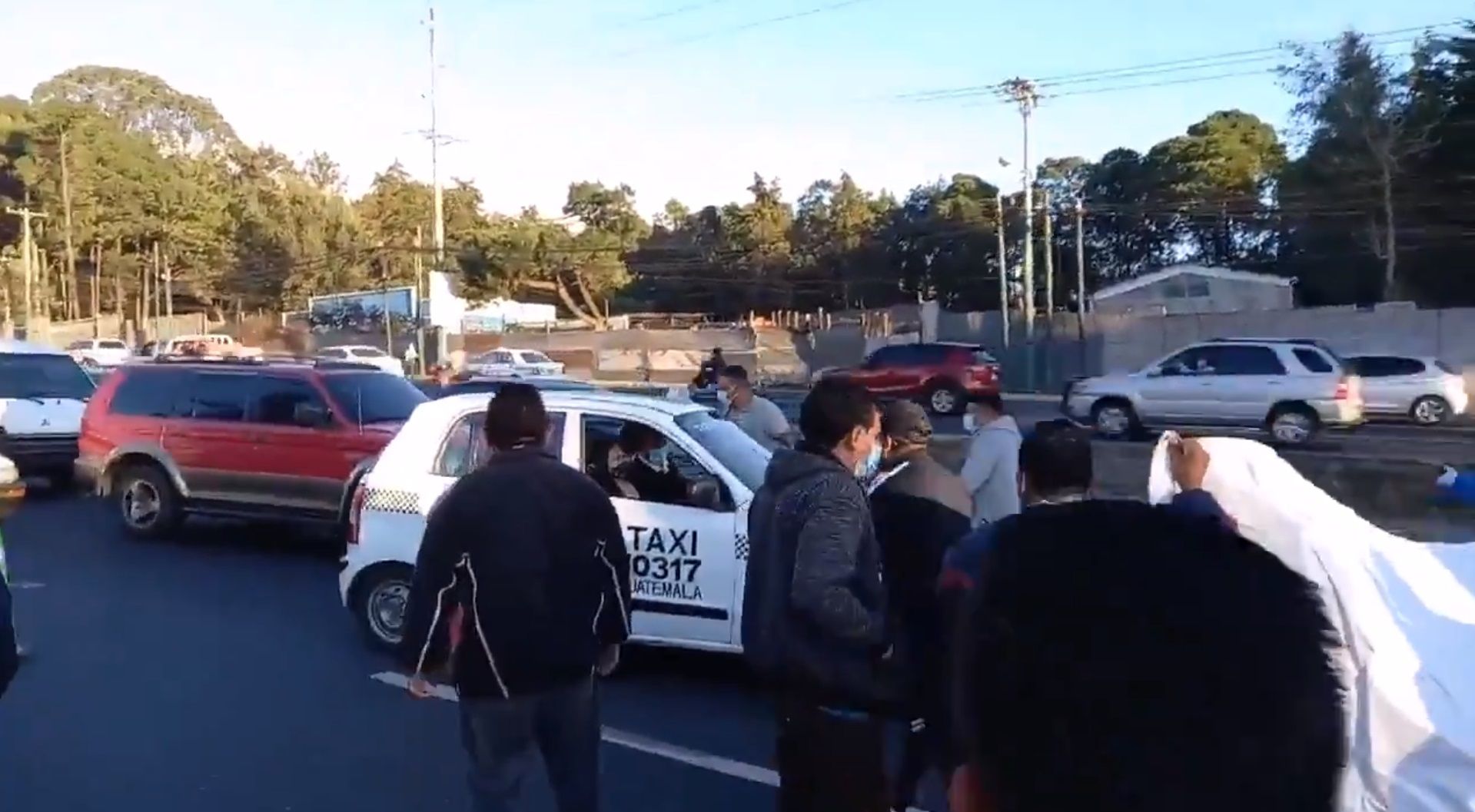 Taxistas protestan en la calzada Roosevelt contra pago de seguro