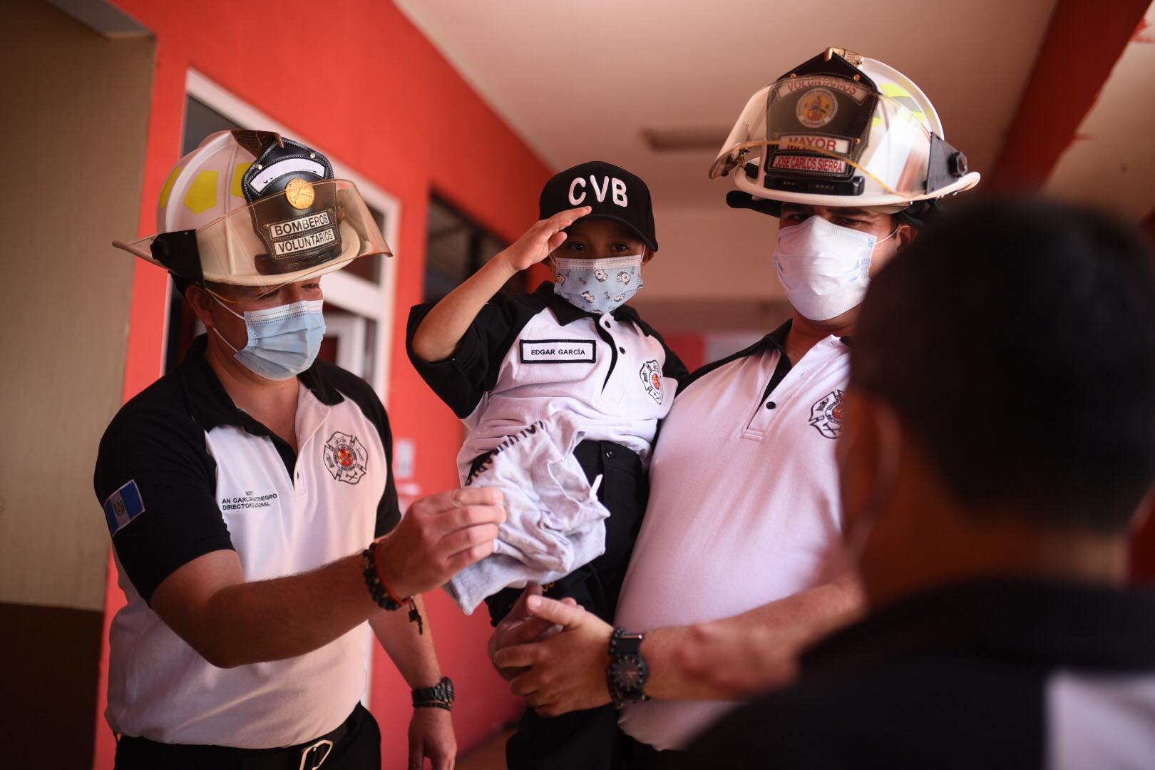 Aunque a su corta edad lucha contra un cáncer, hoy cumple su sueño de ser bombero