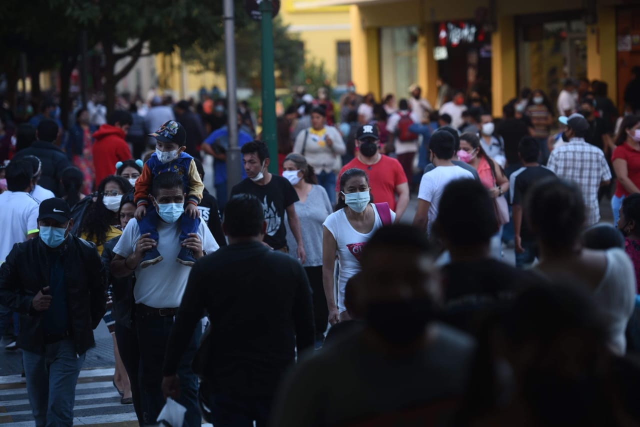 Casos de Covid-19 aumentan previo a Semana Santa; hay poco avance en vacunación