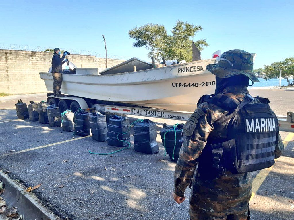 Incautan 394 paquetes de cocaína que era transportada en lancha