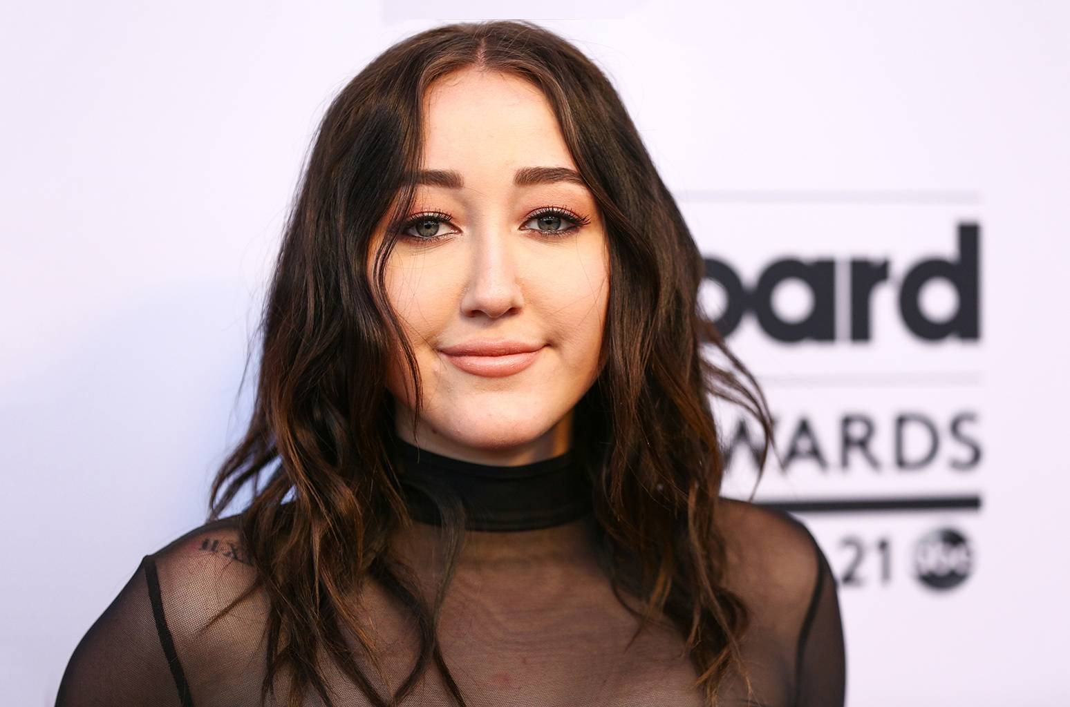 Noah Cyrus es blanco de memes y burlas por su atuendo estilo «cobija»