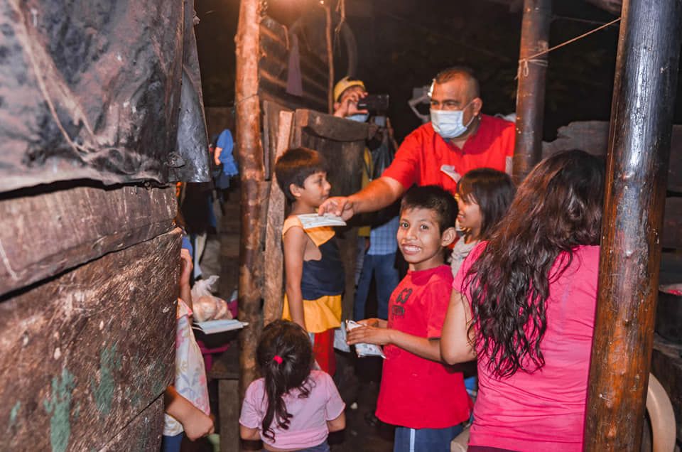 Otto Barrios, un migrante guatemalteco, que entrega ayuda humanitaria en el país