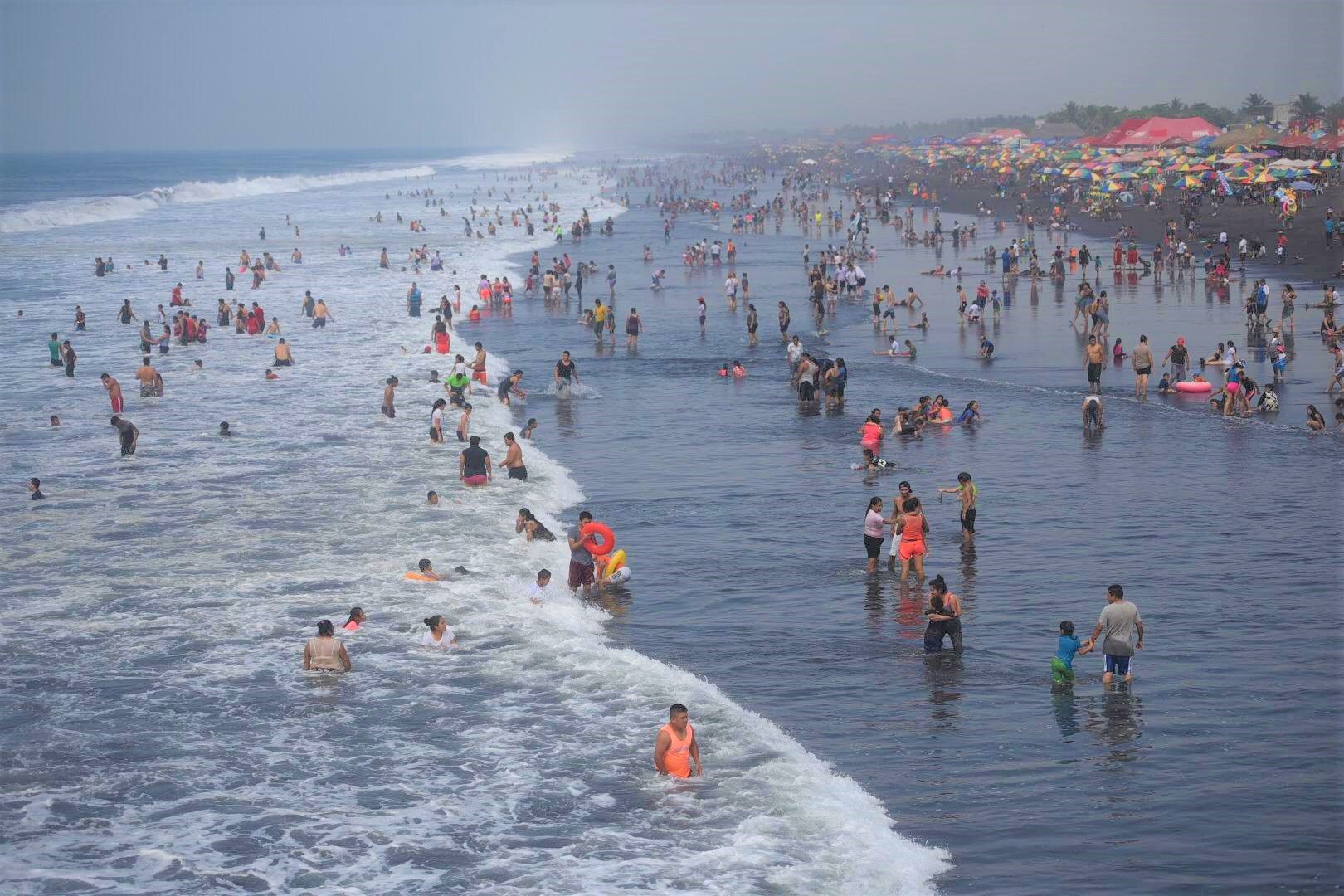 FOTOS. Veraneantes saturan la playa abierta del Puerto San José