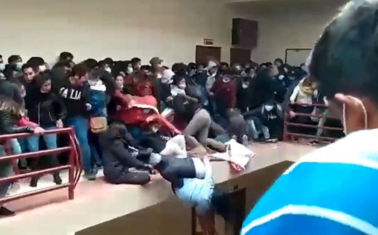 VIDEO. Impactante momento en que estudiantes caen de un cuarto piso en una universidad