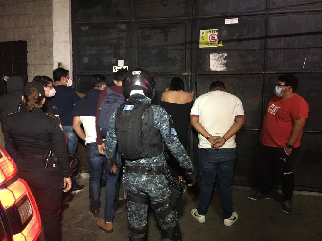 Casi 60 detenidos en un club nocturno, uno de ellos contagiado de la Covid-19