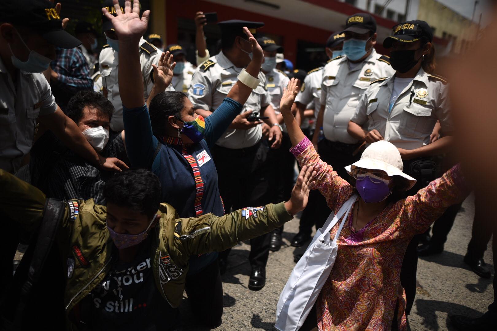 Choque entre manifestantes y PNC en cercanías del Congreso