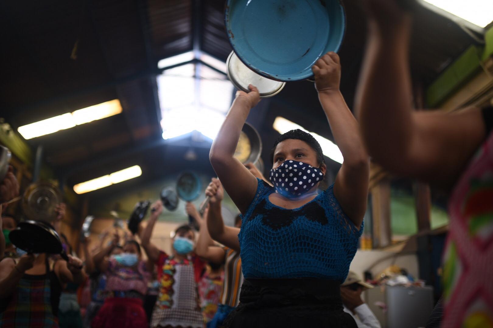 Vendedoras de comida de mercados protestan a «cacerolazos»