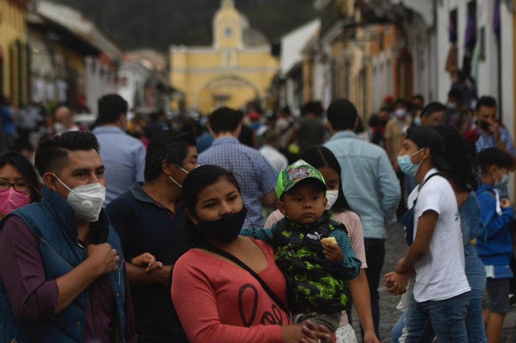 EN IMÁGENES. Antigua Guatemala recibe a decenas de familias este Viernes Santo