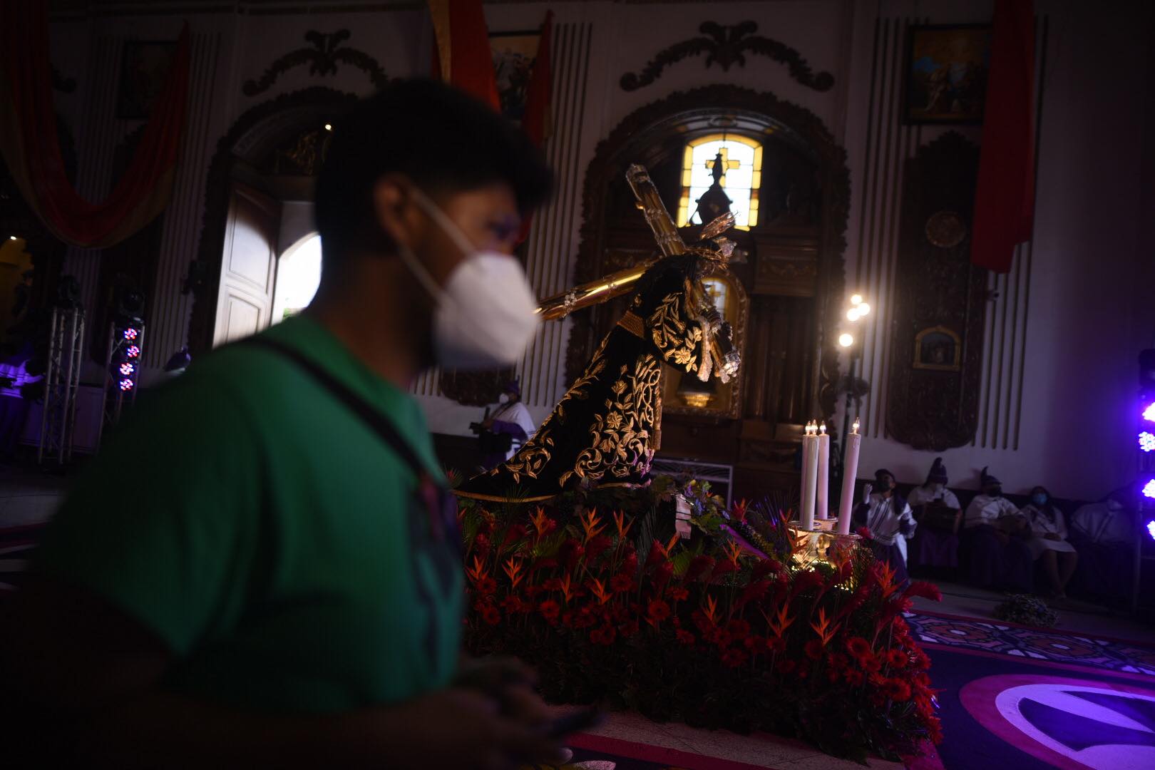 Fieles católicos veneran este Jueves Santo a Jesús Nazareno de Candelaria