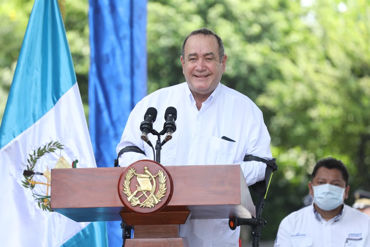 Giammattei recuerda que no se atenderá para vacunación sin cita previa