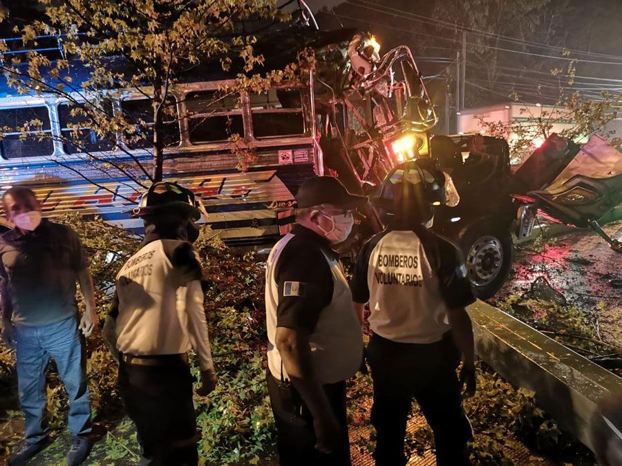 Muere una persona tras choque de bus en ruta Interamericana Occidente