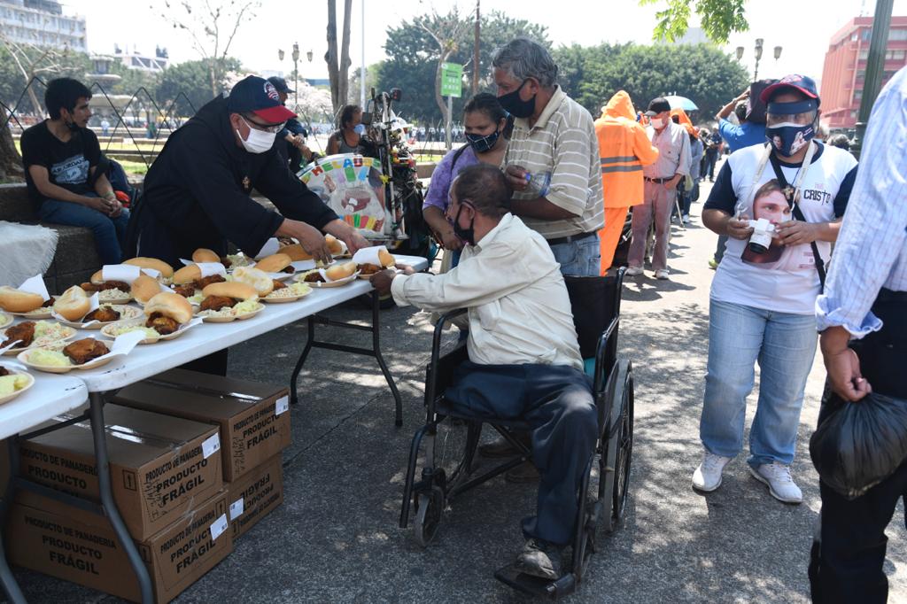 Comparten comida a personas en condición de calle por la fiesta de la «Divina Misericordia»