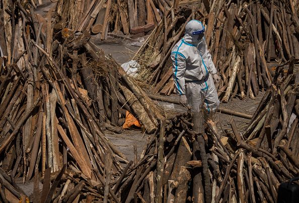 Cremaciones masivas en India, desbordada por el Covid-19