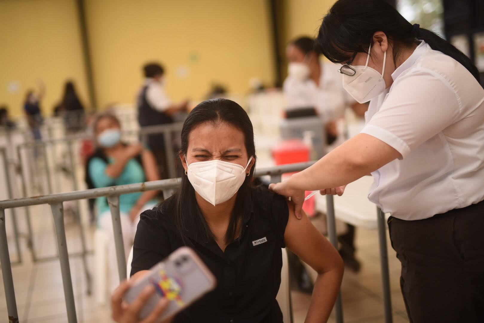 Maestros y mayores de 18 años con enfermedades crónicas serán vacunados en fase 2