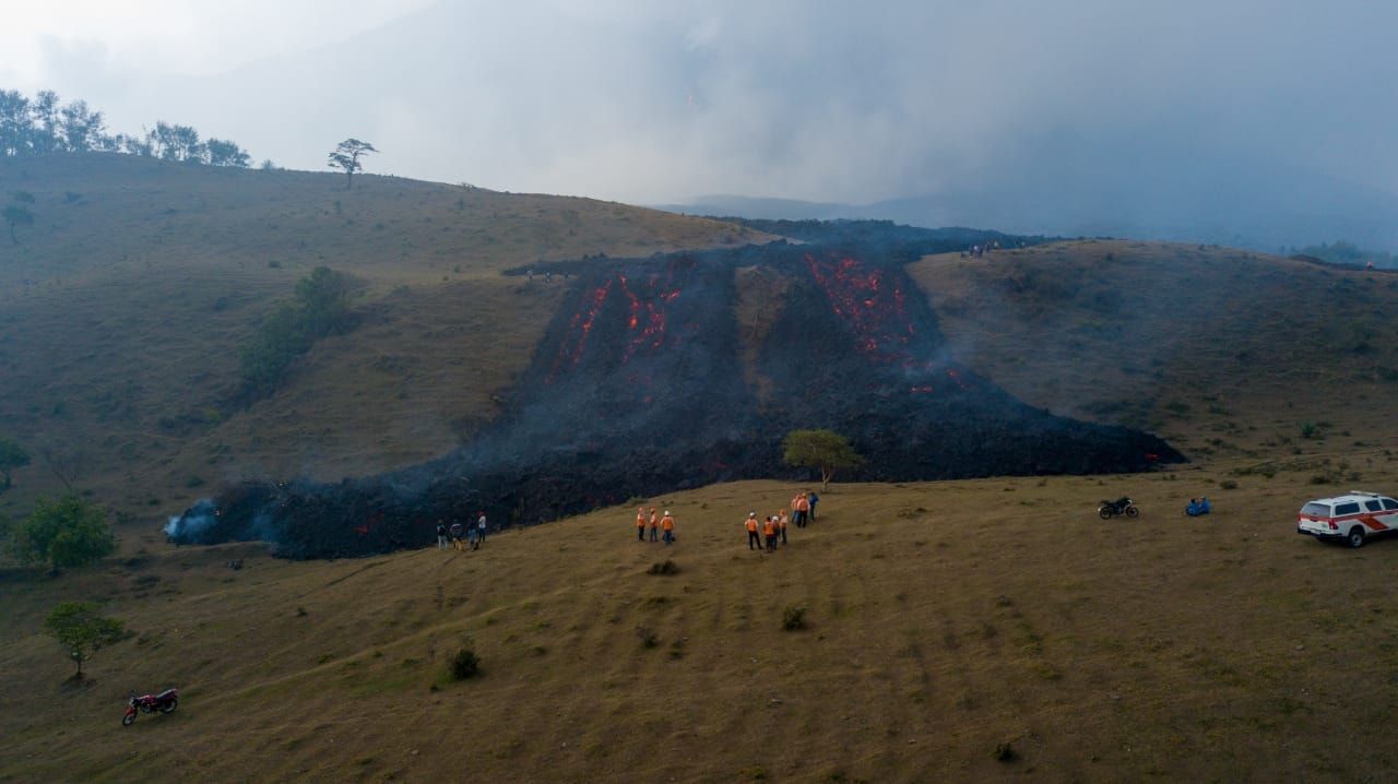 Alerta por nuevo flujo de lava del volcán de Pacaya que llega a Villa Canales