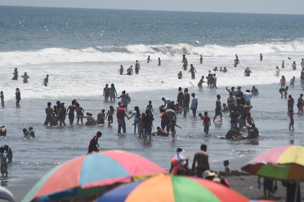 Centenares de personas se aglomeran de nuevo en el Puerto de San José