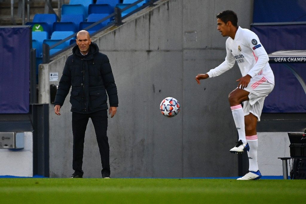 Raphael Varane se perderá el duelo contra el Liverpool tras dar positivo por Covid-19