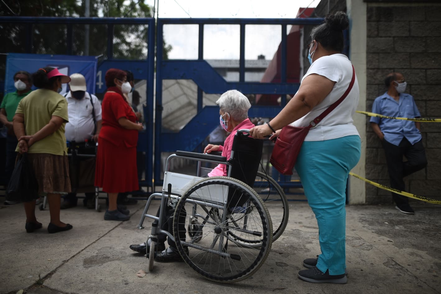 ¿Pueden vacunarse las personas mayores de 70 años, sin registro o cita?