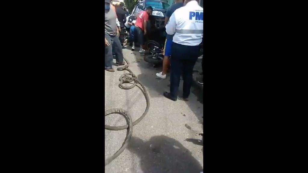 MIXCO. Dos personas son arrolladas por mujer que aprendía a manejar