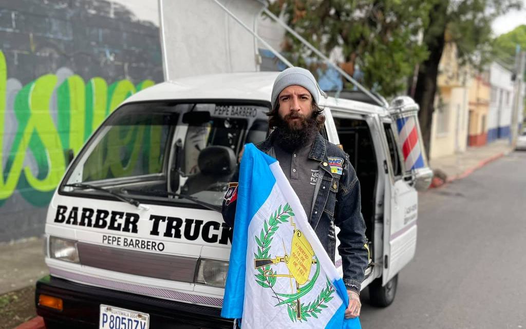 Guatemalteco crea barbería rodante para realizar gratis cortes de cabello