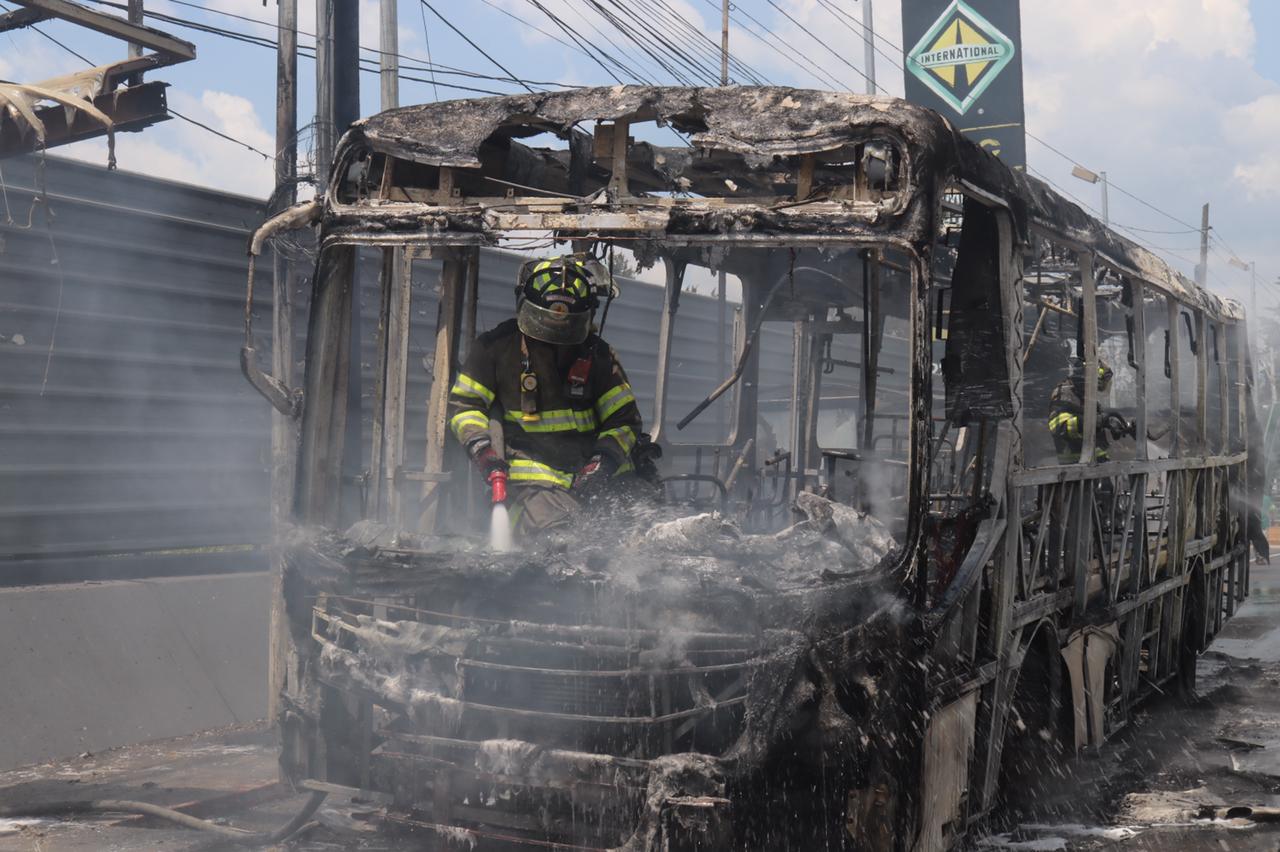 Transurbano es consumido por las llamas en ruta al Atlántico