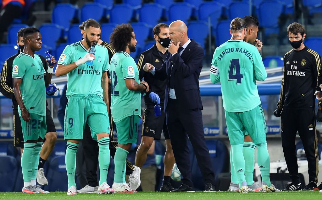 Los jugadores del Real Madrid reaccionan tras la salida de Zinedine Zidane