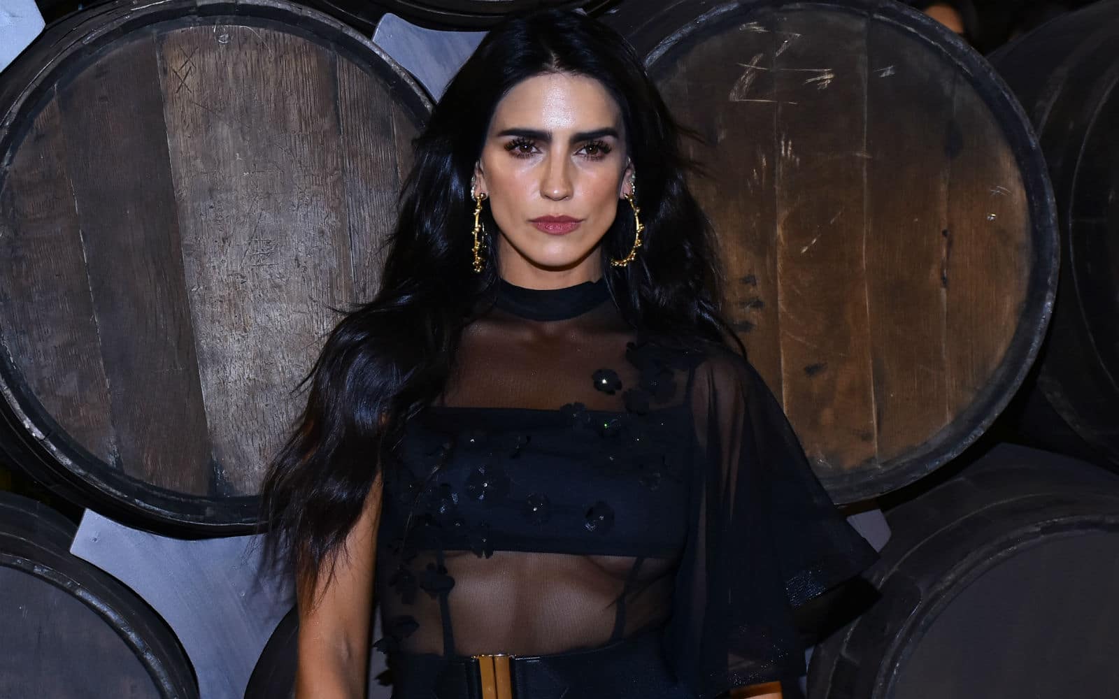 Bárbara de Regil intenta cocinar y sufre tremenda quemada