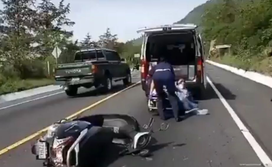 VIDEO. Motorista accidentado cae de camilla y reporte de comunicador se hace viral