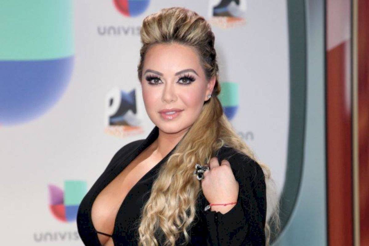 Chiquis Rivera se baja el pantalón y mueve su cuerpo sin ropa interior