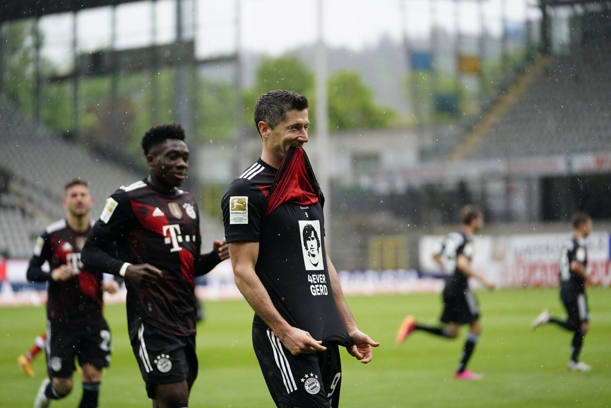 Robert Lewandowski igual récord del histórico Gerd Müller