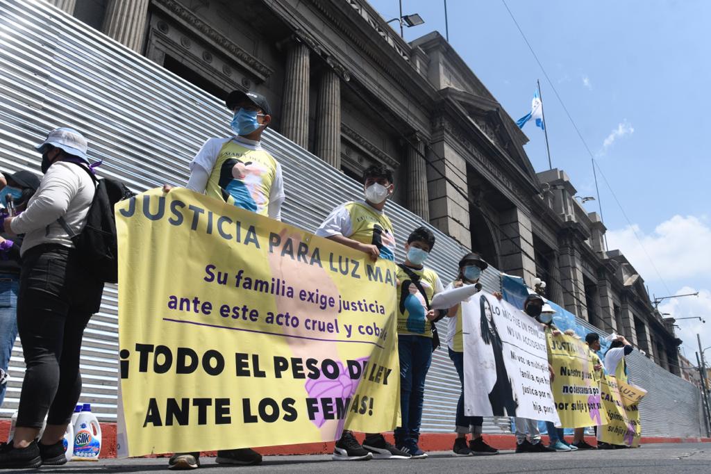 Exigen justicia por asesinato de Luz María frente al Congreso