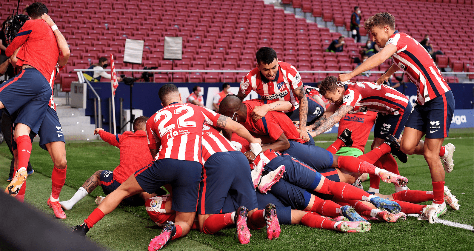 El Atlético acaricia el título, pero el Madrid sigue en la pelea