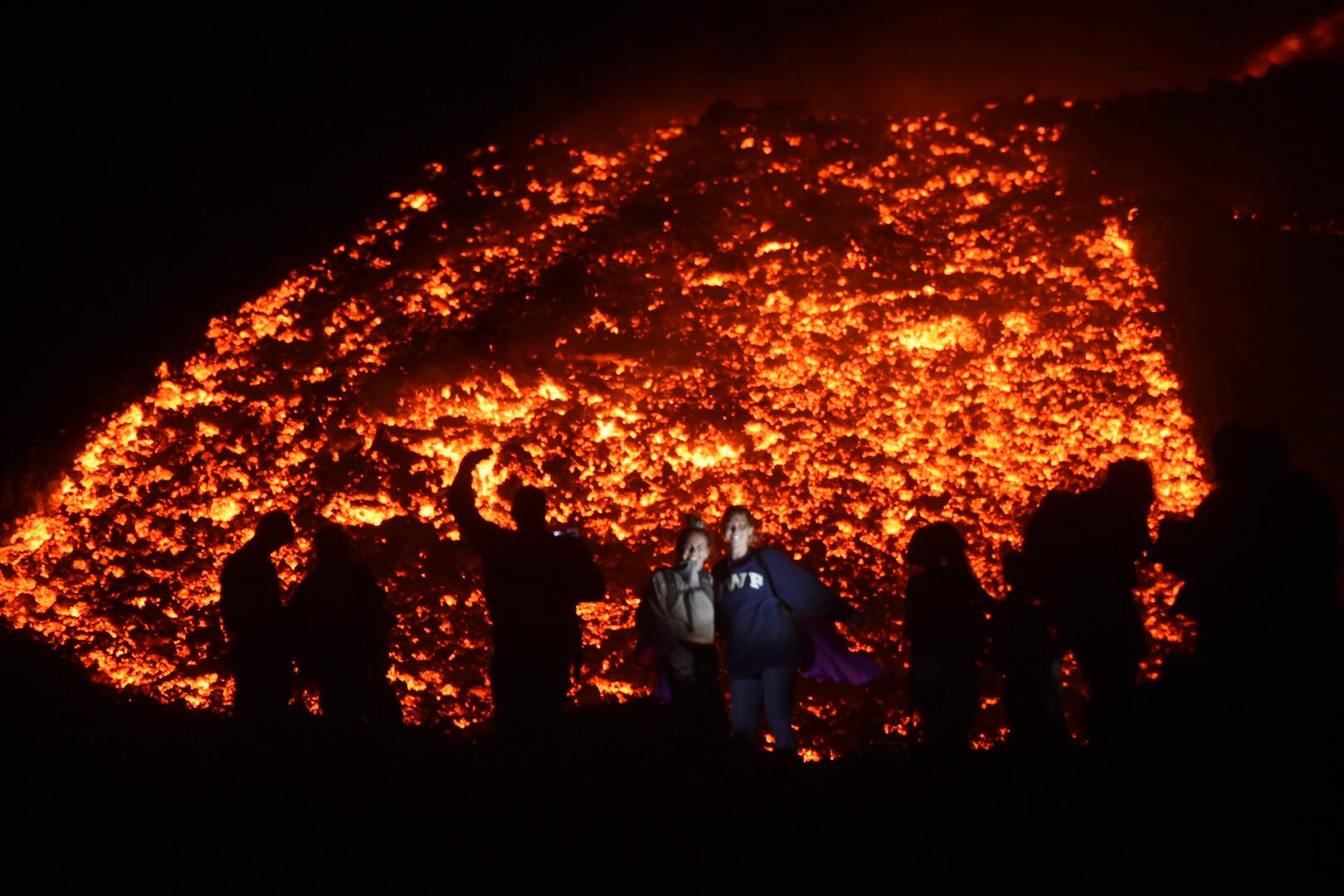 EN IMÁGENES. La «furia» del volcán Pacaya atrae a personas