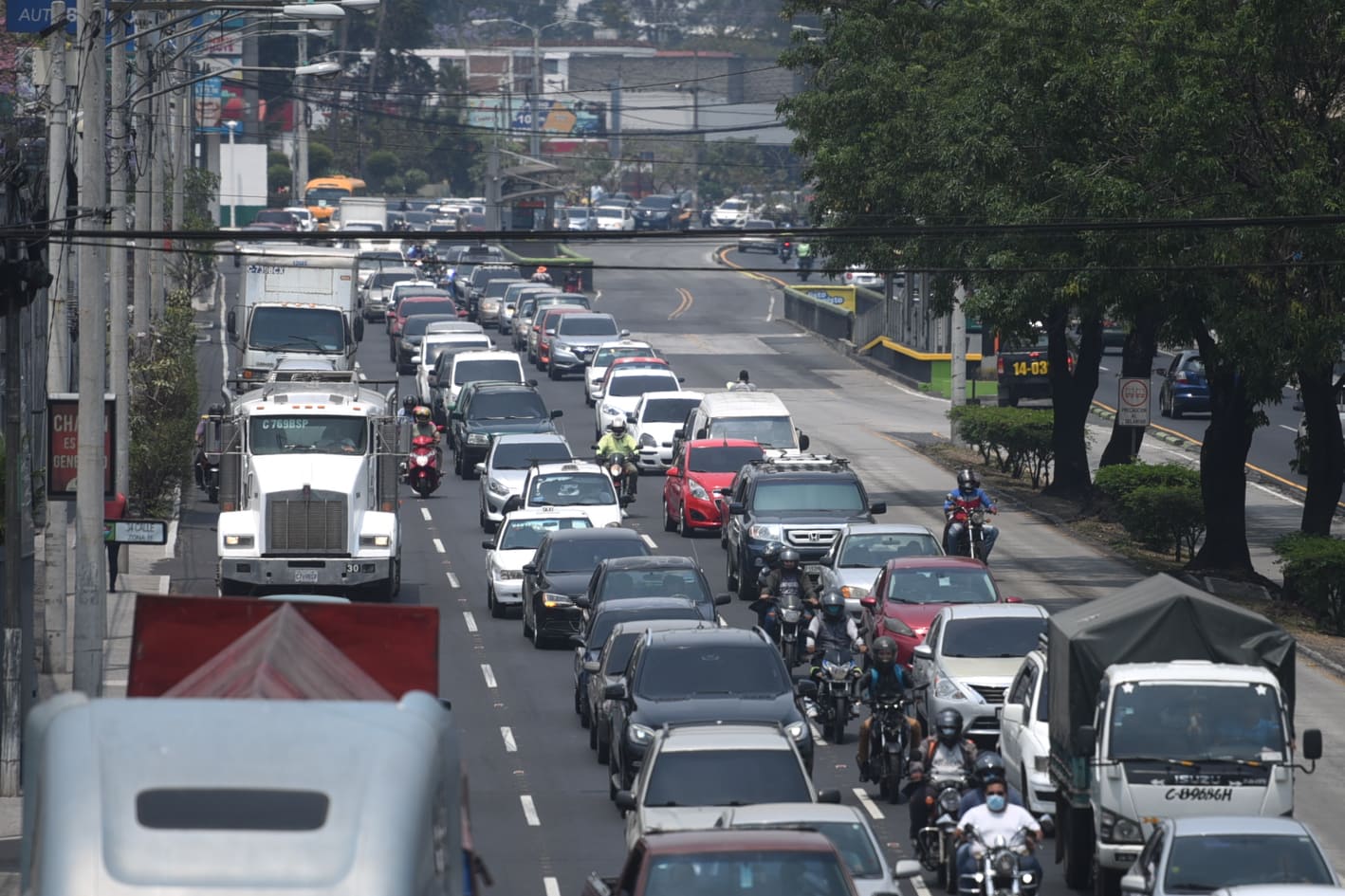 Persisten largas filas de vehículos en puestos de vacunación de la capital