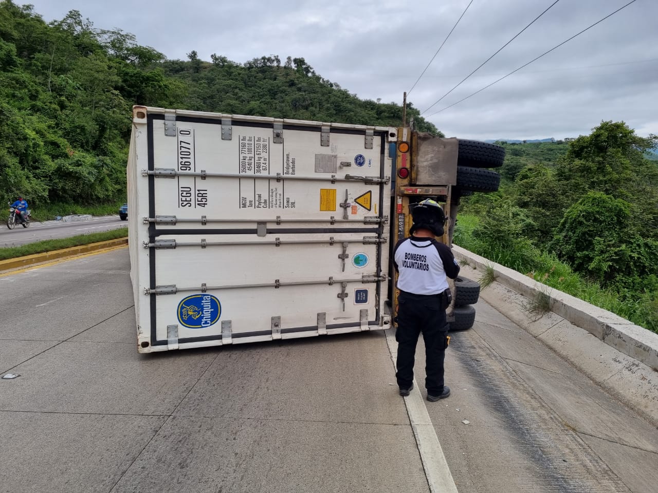 Contenedor vuelca en ruta al Atlántico a inmediaciones de El Progreso