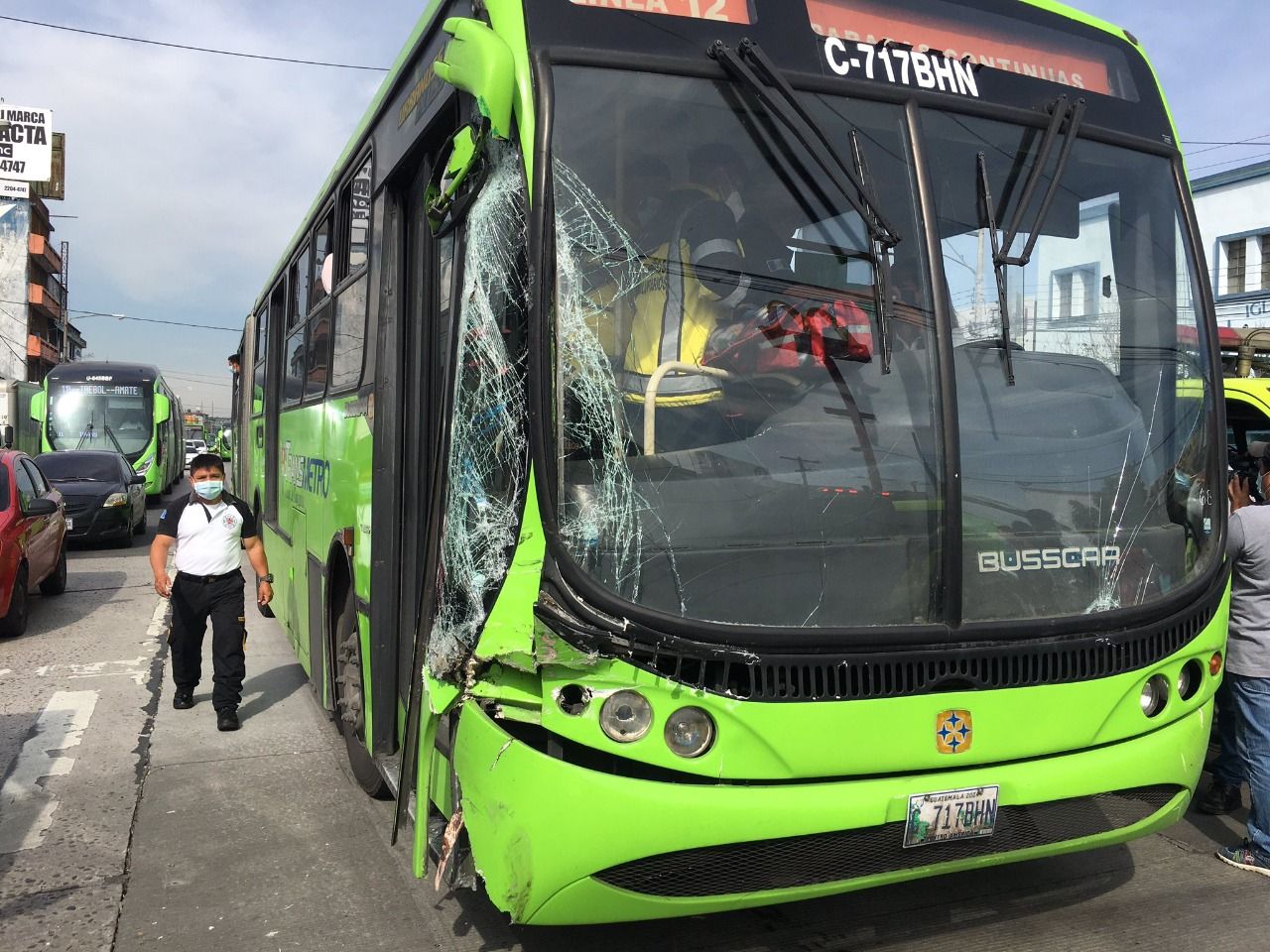 Unidad de Transmetro y camión chocan en Avenida Bolívar