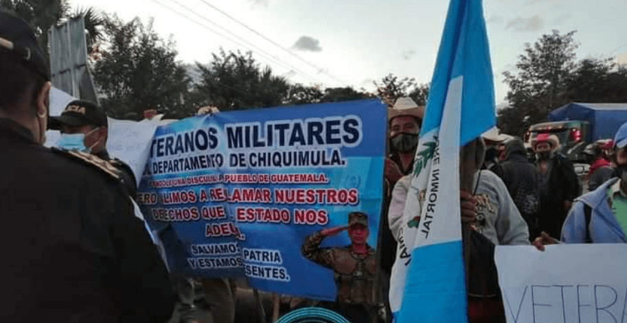 Veteranos del Ejército bloquean carreteras y protestan en la capital