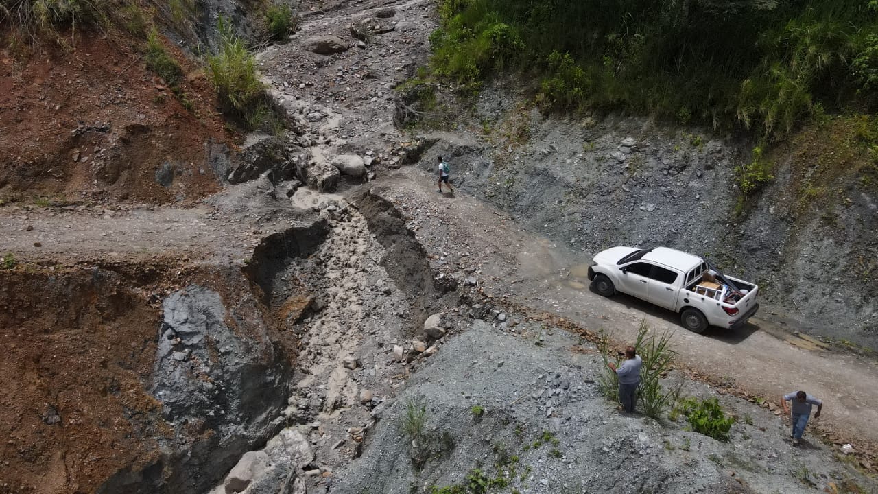 Inundaciones, deslizamientos y colapso vehicular en varios puntos del país