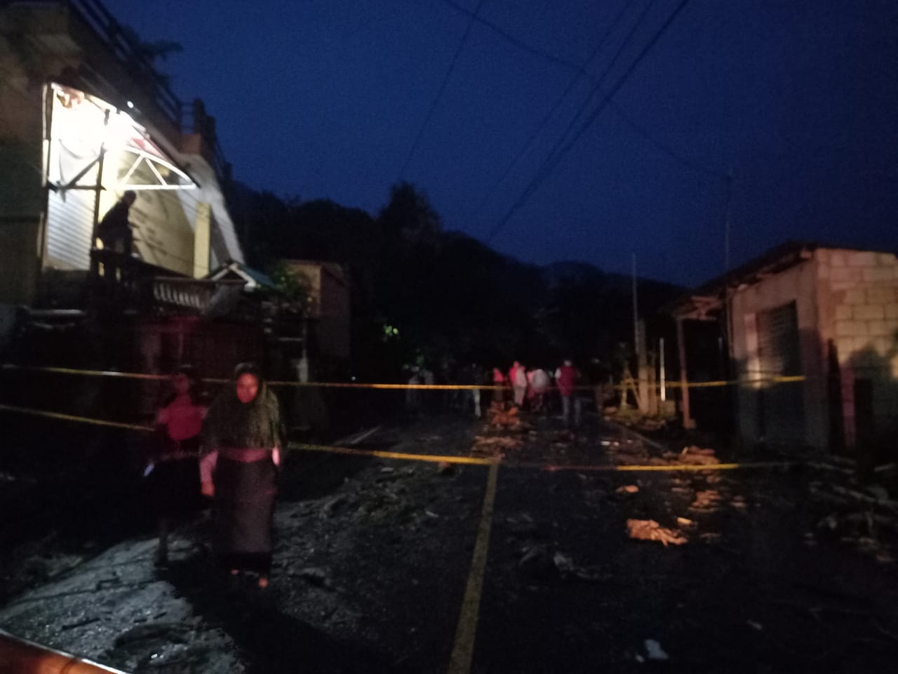 Tres fallecidos, puente y tramo carretero destruidos por desbordamiento de río en Sololá