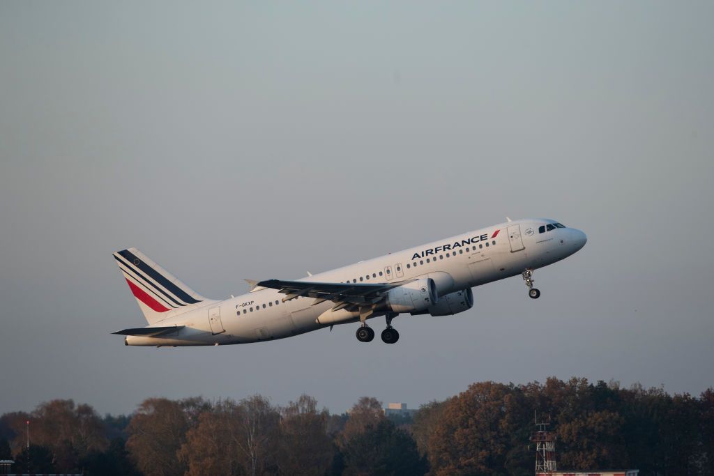 Evacuan a pasajeros de avión por supuesta presencia de bomba a bordo