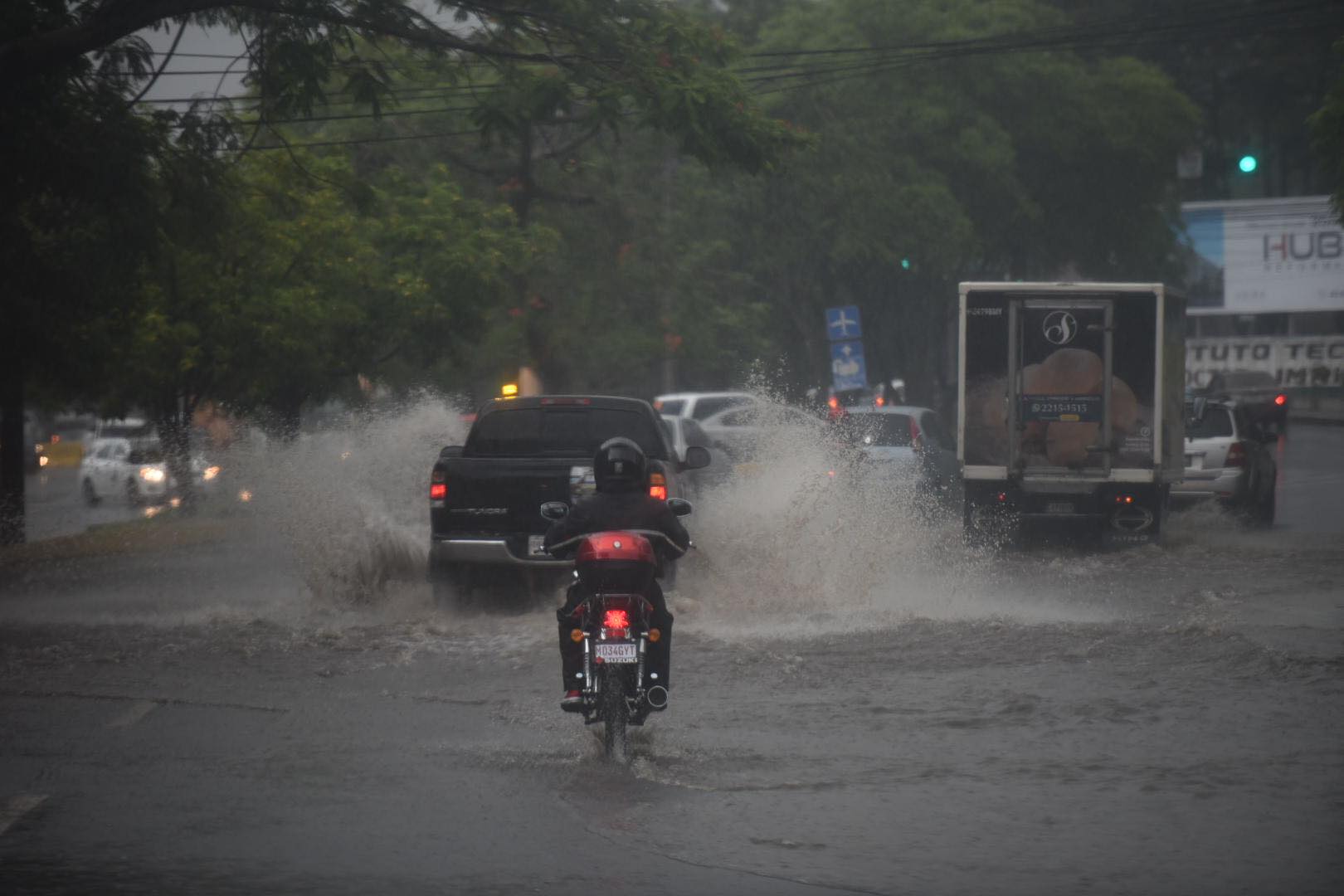 Lluvia inunda las calles en las zonas 9 y 13 de la capital