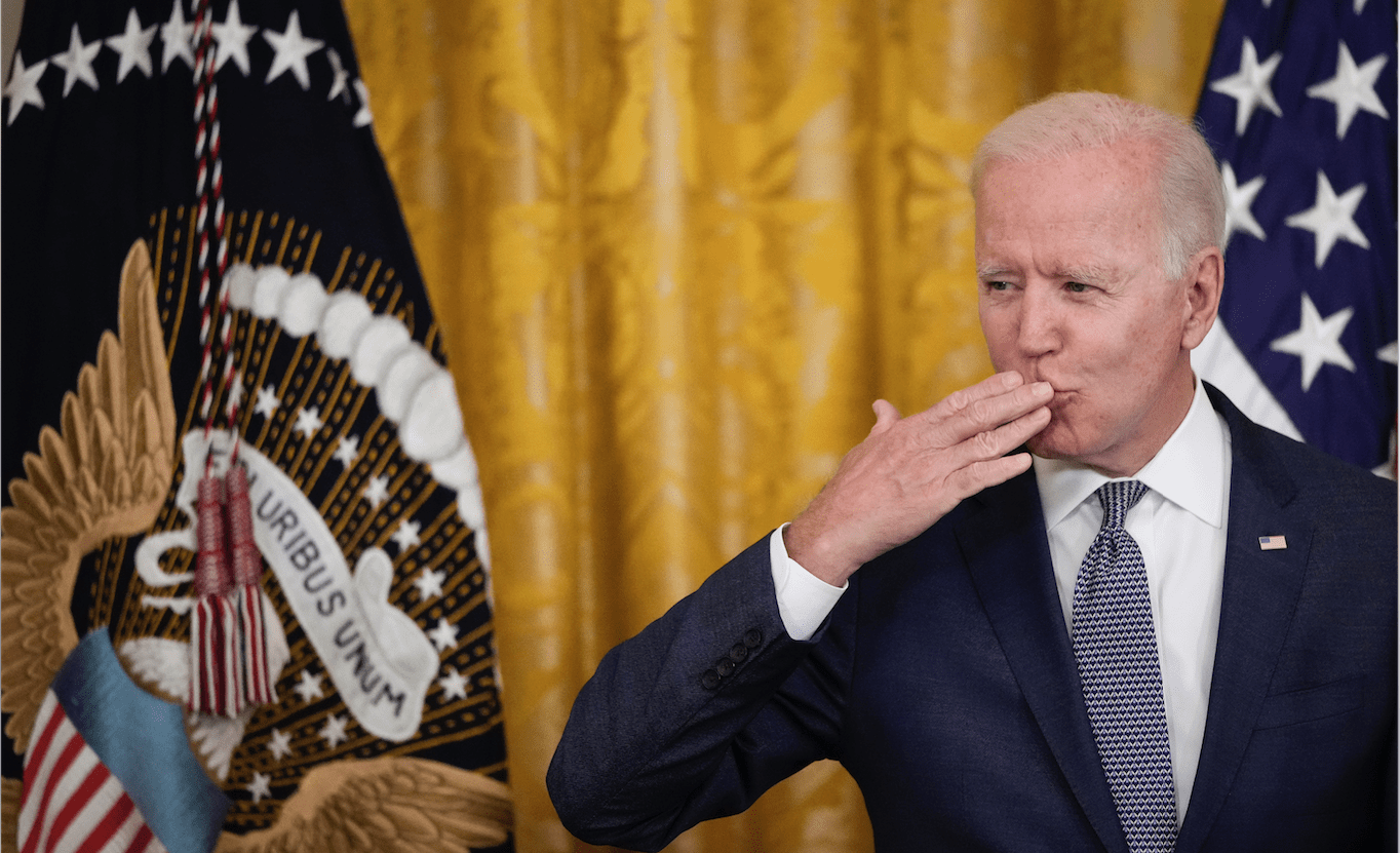 Biden llama valientes a deportistas que declararon su sexualidad