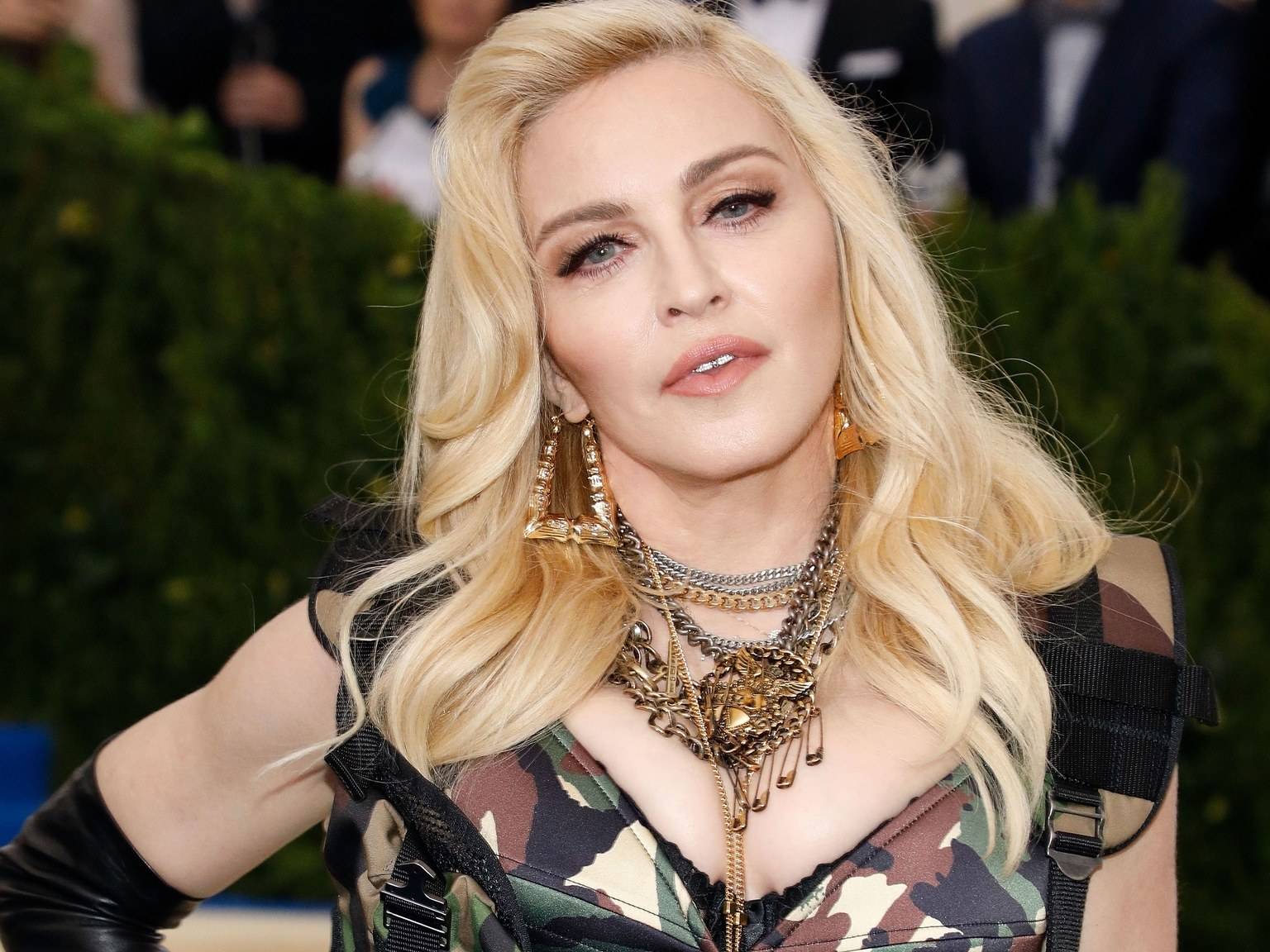 Madonna reaparece con atuendo transparente y enseñando todo